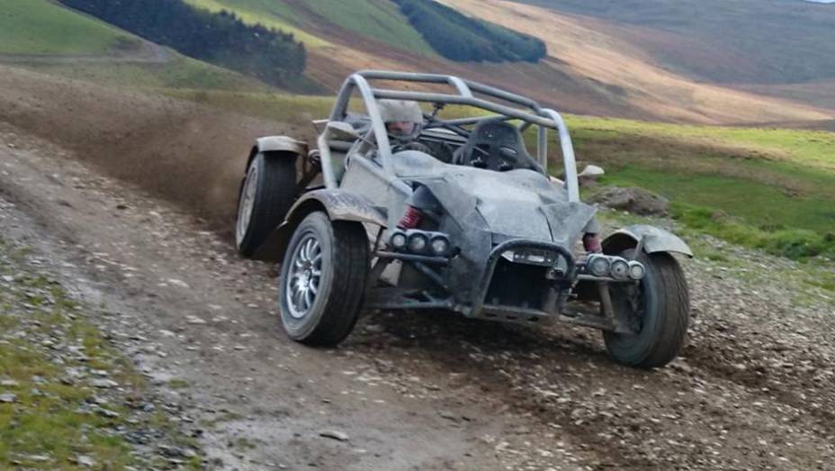 Assim, o carro acelera de 0 a 96 km/h em 3,4 segundos, alcançando a velocidade máxima de 201 km/h | <a href="https://beta-develop.quatrorodas.abril.com.br/noticias/fabricantes/ariel-nomad-revelado-822660.shtml" rel="migration">Leia mais</a>