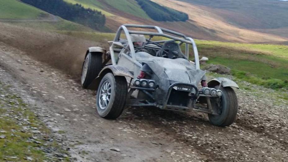 Assim, o carro acelera de 0 a 96 km/h em 3,4 segundos, alcan&ccedil;ando a velocidade m&aacute;xima de 201 km/h | <a href="https://beta-develop.quatrorodas.abril.com.br/noticias/fabricantes/ariel-nomad-revelado-822660.shtml" rel="migration">Leia mais</a>