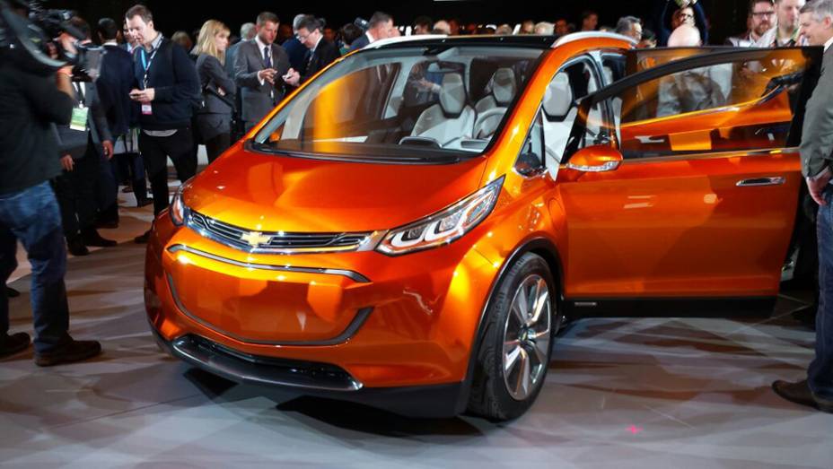 Nesta segunda-feira, a Chevrolet apresentou &agrave; imprensa presente no Sal&atilde;o de Detroit o Bolt EV concept, hatch el&eacute;trico que imediatamente nos faz lembrar do j&aacute; lan&ccedil;ado BMW i3 | <a href="https://beta-develop.quatrorodas.abril.com.br/noticias/saloes/detroit-2015/chevrolet-s" rel="migration"></a>