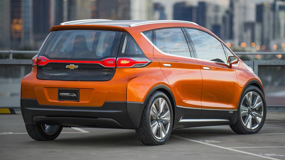 Os para-lamas traseiros, est&atilde;o vis&iacute;veis as aberturas para passagem de ar, solu&ccedil;&atilde;o aerodin&acirc;mica criada para ampliar a autonomia do carro. LEDs fazem parte dos far&oacute;is e lanternas | <a href="https://beta-develop.quatrorodas.abril.com.br/noticias/saloes/detroit-2015/chevrol" rel="migration"></a>