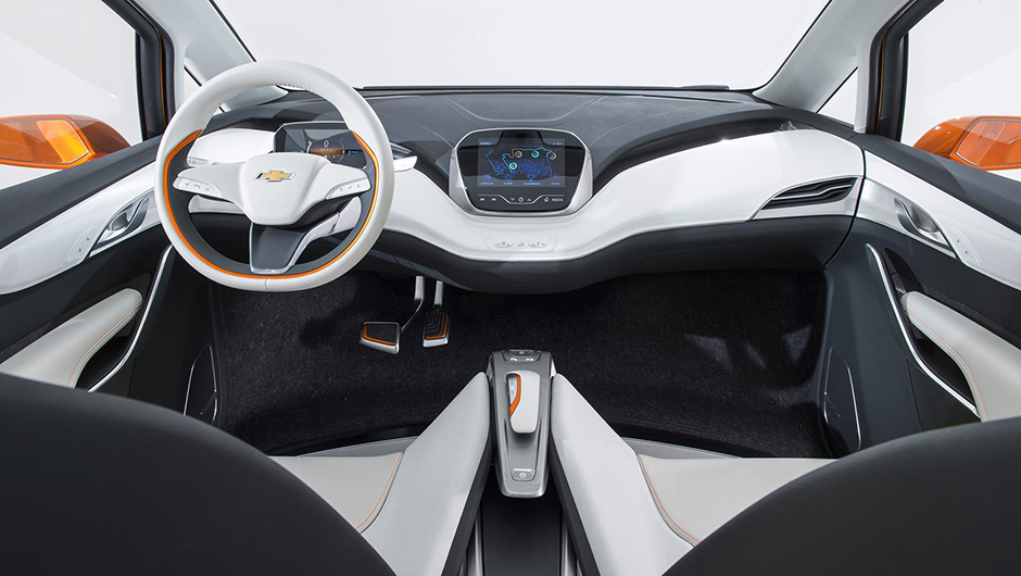 A cabine se destaca pelo design futurista, com console central minimalista, bancos mais finos do que o padr&atilde;o habitual e teto totalmente em vidro | <a href="https://beta-develop.quatrorodas.abril.com.br/noticias/saloes/detroit-2015/chevrolet-surpreende-bolt-ev-concept-8" rel="migration"></a>