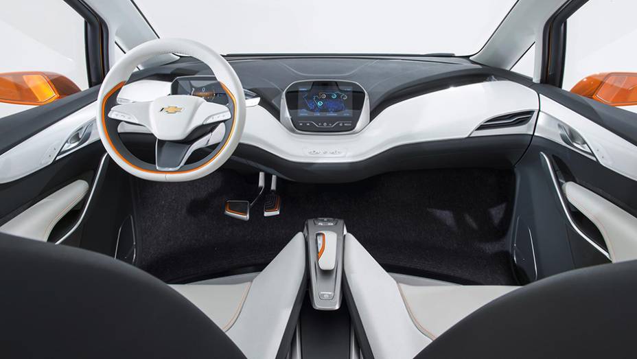 A cabine se destaca pelo design futurista, com console central minimalista, bancos mais finos do que o padr&atilde;o habitual e teto totalmente em vidro | <a href="https://beta-develop.quatrorodas.abril.com.br/noticias/saloes/detroit-2015/chevrolet-surpreende-bolt-ev-concept-8" rel="migration"></a>