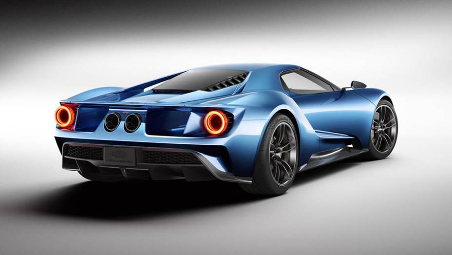 Em termos visuais, o design mescla caracter&iacute;sticas do primeiro GT com a nova linguagem empregada em modelos da montadora | <a href="https://beta-develop.quatrorodas.abril.com.br/noticias/saloes/detroit-2015/ford-gt-concept-mostrado-detroit-824580.shtml" rel="migration">Leia mais</a>