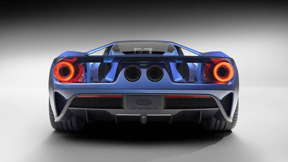 Aerodinamicamente, o conceitual foi pensado para reduzir o arrasto ao máximo e aumentar o downforce | <a href="https://beta-develop.quatrorodas.abril.com.br/noticias/saloes/detroit-2015/ford-gt-concept-mostrado-detroit-824580.shtml" rel="migration">Leia mais</a>