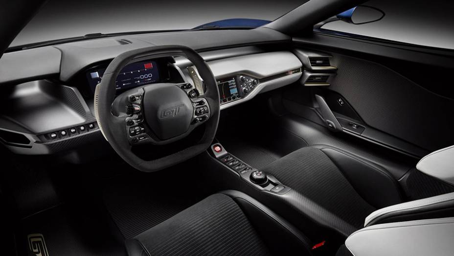 Por dentro, o volante é inspirado nos carros de F-1, mas tem controles integrados ao sistema SYNC | <a href="https://beta-develop.quatrorodas.abril.com.br/noticias/saloes/detroit-2015/ford-gt-concept-mostrado-detroit-824580.shtml" rel="migration">Leia mais</a>