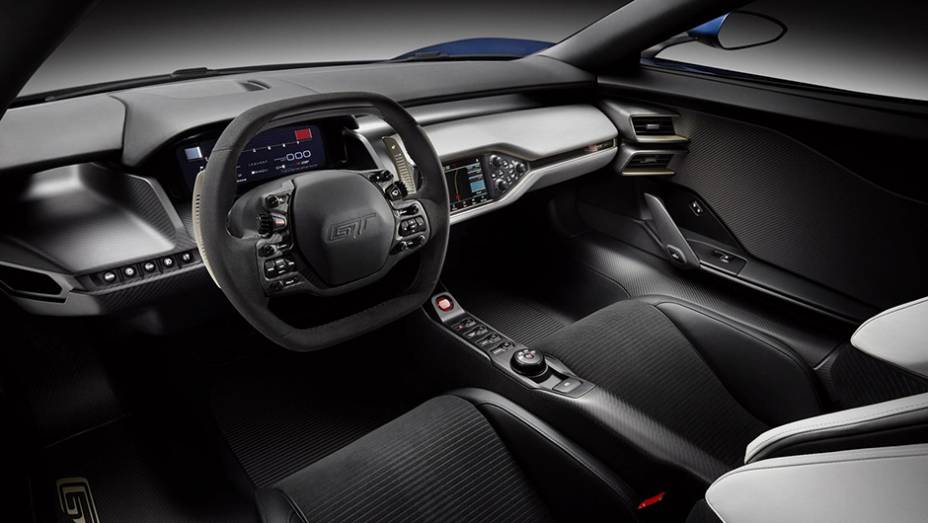 Por dentro, o volante &eacute; inspirado nos carros de F-1, mas tem controles integrados ao sistema SYNC | <a href="https://beta-develop.quatrorodas.abril.com.br/noticias/saloes/detroit-2015/ford-gt-concept-mostrado-detroit-824580.shtml" rel="migration">Leia mais</a>