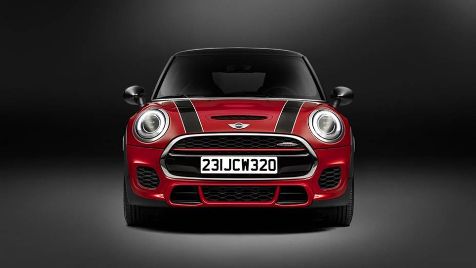 O novo MINI JCW conta com motor turbo a gasolina 2.0 de 238 cv e 32,63 mkgf de torque | <a href="https://beta-develop.quatrorodas.abril.com.br/noticias/saloes/detroit-2015/vazam-imagens-novo-mini-john-cooper-works-820017.shtml" rel="migration">Leia mais</a>