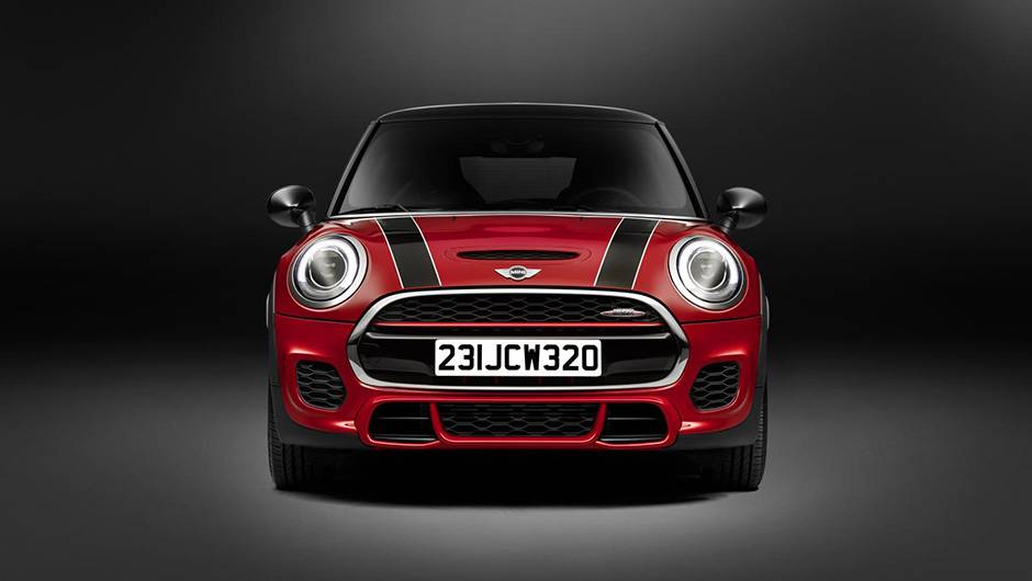 O novo MINI JCW conta com motor turbo a gasolina 2.0 de 238 cv e 32,63 mkgf de torque | <a href="https://beta-develop.quatrorodas.abril.com.br/noticias/saloes/detroit-2015/vazam-imagens-novo-mini-john-cooper-works-820017.shtml" rel="migration">Leia mais</a>