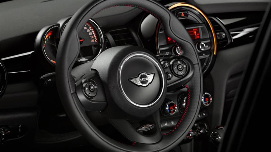 De acordo com a Mini, o modelo consome em média 5,7l /100 km (automático) | <a href="https://beta-develop.quatrorodas.abril.com.br/noticias/saloes/detroit-2015/vazam-imagens-novo-mini-john-cooper-works-820017.shtml" rel="migration">Leia mais</a>