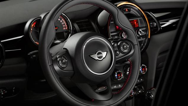 De acordo com a Mini, o modelo consome em média 5,7l /100 km (automático) | <a href="https://beta-develop.quatrorodas.abril.com.br/noticias/saloes/detroit-2015/vazam-imagens-novo-mini-john-cooper-works-820017.shtml" rel="migration">Leia mais</a> De acordo com a Mini, o modelo consome em média 5,7l /100 km (automático) | <a href="https://beta-develop.quatrorodas.abril.com.br/noticias/saloes/detroit-2015/vazam-imagens-novo-mini-john-cooper-works-820017.shtml" rel="migration">Leia mais</a>