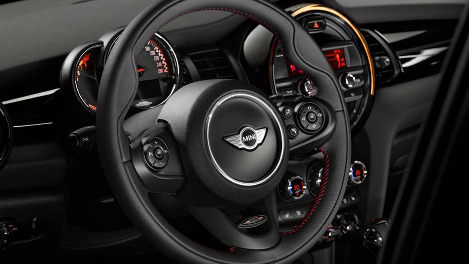 De acordo com a Mini, o modelo consome em média 5,7l /100 km (automático) | <a href="https://beta-develop.quatrorodas.abril.com.br/noticias/saloes/detroit-2015/vazam-imagens-novo-mini-john-cooper-works-820017.shtml" rel="migration">Leia mais</a> De acordo com a Mini, o modelo consome em média 5,7l /100 km (automático) | <a href="https://beta-develop.quatrorodas.abril.com.br/noticias/saloes/detroit-2015/vazam-imagens-novo-mini-john-cooper-works-820017.shtml" rel="migration">Leia mais</a>