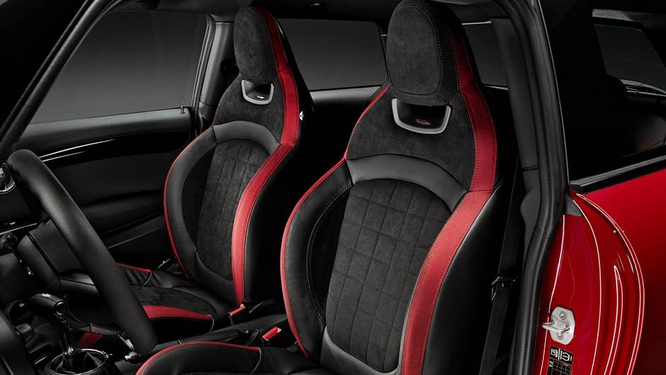 J&aacute; a cabine traz detalhes vermelhos nos bancos e no revestimento interno | <a href="https://beta-develop.quatrorodas.abril.com.br/noticias/saloes/detroit-2015/vazam-imagens-novo-mini-john-cooper-works-820017.shtml" rel="migration">Leia mais</a>