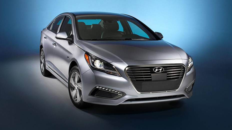 Nesta segunda-feira, a Hyundai apresentou o Sonata Plug-in Hybrid no Salão de Detroit | <a href="https://beta-develop.quatrorodas.abril.com.br/noticias/saloes/detroit-2015/hyundai-divulga-sonata-plug-in-hybrid-2015-825080.shtml" rel="migration">Leia mais</a>