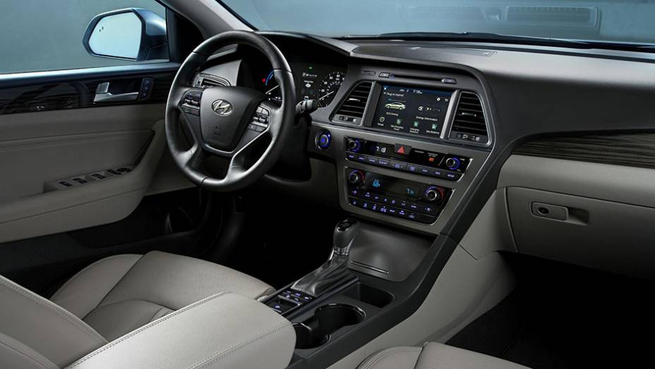 De acordo com a Hyundai, as primeiras unidades do Sonata Hybrid 2015 estar&atilde;o dipon&iacute;veis para venda em alguns estados do mercado norte-americano | <a href="https://beta-develop.quatrorodas.abril.com.br/noticias/saloes/detroit-2015/hyundai-divulga-sonata-plug-in-hybrid-20" rel="migration"></a>
