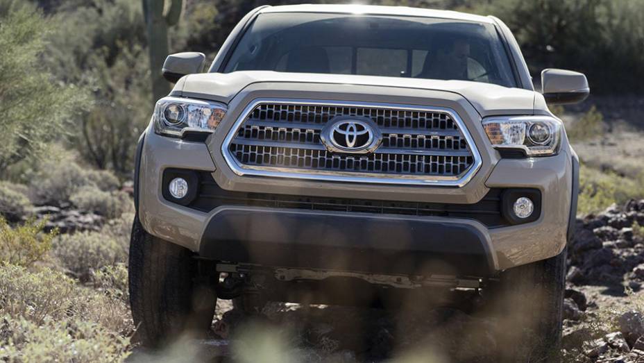 A marca não revelou as especificações de potência e torque, mas confirmou que os blocos estarão atrelados a uma transmissão automática de seis marchas | <a href="https://beta-develop.quatrorodas.abril.com.br/noticias/saloes/detroit-2015/toyota-desvenda-tacoma-2016-82502" rel="migration"></a> A marca não revelou as especificações de potência e torque, mas confirmou que os blocos estarão atrelados a uma transmissão automática de seis marchas | <a href="https://beta-develop.quatrorodas.abril.com.br/noticias/saloes/detroit-2015/toyota-desvenda-tacoma-2016-82502" rel="migration"></a>