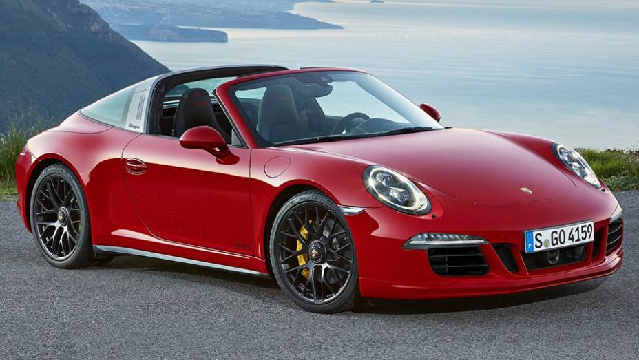 A Porsche exibiu nesta segunda-feira (12), no Salão de Detroit, o 911 Targa 4 GTS | <a href="https://beta-develop.quatrorodas.abril.com.br/noticias/saloes/detroit-2015/porsche-911-targa-4-gts-revelado-824800.shtml" rel="migration">Leia mais</a>