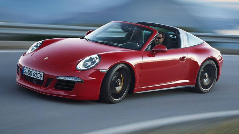 De acordo com a montadora, trata-se de uma vers&atilde;o criada especialmente para celebrar os 50 anos de produ&ccedil;&atilde;o do primeiro 911 Targa | <a href="https://beta-develop.quatrorodas.abril.com.br/noticias/saloes/detroit-2015/porsche-911-targa-4-gts-revelado-824800.shtml" rel="migration">Leia mai</a>