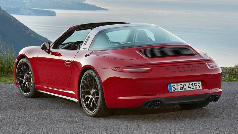 O 911 Targa 4 GTS tem para-choque dianteiro com desenho mais esportivo, para-lamas traseiros mais robustos, far&oacute;is bi-xen&ocirc;nio escurecidos, espelhos retrovisores com formato aerodin&acirc;mico e sistema de exaust&atilde;o esportivo | <a href="https://quatrorodas.abril.co" rel="migration"></a>