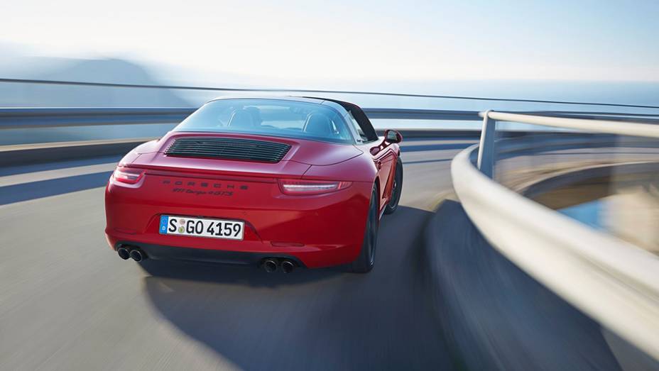 Quanto à motorização do modelo, a Porsche o equipa com bloco 3.8 de seis cilindros, oferecendo 424 cavalos de potência e 44,87 mkgf de torque | <a href="https://beta-develop.quatrorodas.abril.com.br/noticias/saloes/detroit-2015/porsche-911-targa-4-gts-revelado-824800.sh" rel="migration"></a> Quanto à motorização do modelo, a Porsche o equipa com bloco 3.8 de seis cilindros, oferecendo 424 cavalos de potência e 44,87 mkgf de torque | <a href="https://beta-develop.quatrorodas.abril.com.br/noticias/saloes/detroit-2015/porsche-911-targa-4-gts-revelado-824800.sh" rel="migration"></a>