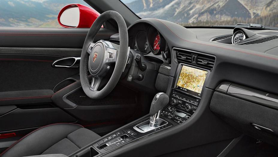 Por dentro, o revestimento é de couro Alcantara, e os bancos esportivos são ajustáveis de quatro modos | <a href="https://beta-develop.quatrorodas.abril.com.br/noticias/saloes/detroit-2015/porsche-911-targa-4-gts-revelado-824800.shtml" rel="migration">Leia mais</a> Por dentro, o revestimento é de couro Alcantara, e os bancos esportivos são ajustáveis de quatro modos | <a href="https://beta-develop.quatrorodas.abril.com.br/noticias/saloes/detroit-2015/porsche-911-targa-4-gts-revelado-824800.shtml" rel="migration">Leia mais</a>