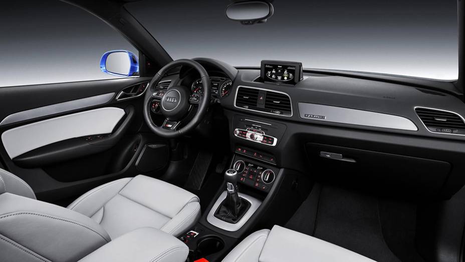 Por dentro, foram acrescentados mais detalhes cromados | <a href="https://beta-develop.quatrorodas.abril.com.br/noticias/saloes/detroit-2015/audi-promove-facelift-q3-825580.shtml" rel="migration">Leia mais</a>
