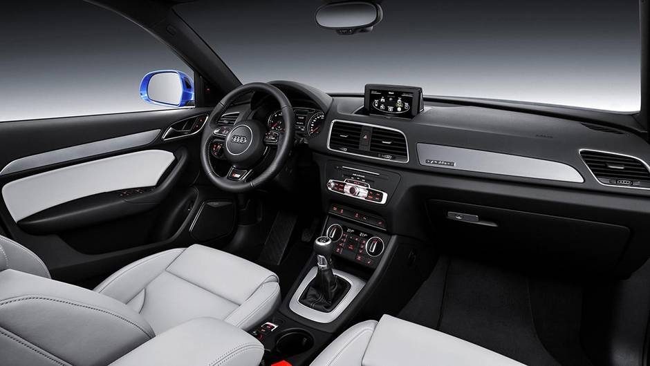 Por dentro, foram acrescentados mais detalhes cromados | <a href="https://beta-develop.quatrorodas.abril.com.br/noticias/saloes/detroit-2015/audi-promove-facelift-q3-825580.shtml" rel="migration">Leia mais</a> Por dentro, foram acrescentados mais detalhes cromados | <a href="https://beta-develop.quatrorodas.abril.com.br/noticias/saloes/detroit-2015/audi-promove-facelift-q3-825580.shtml" rel="migration">Leia mais</a>