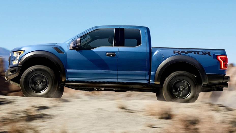 A F-150 Raptor 2017, chega com motor EcoBoost V6, porém a montadora não divulgou os detalhes quanto a potência | <a href="https://beta-develop.quatrorodas.abril.com.br/noticias/saloes/detroit-2015/ford-revela-picape-f-150-raptor-2017-825040.shtml" rel="migration">Leia mais</a>