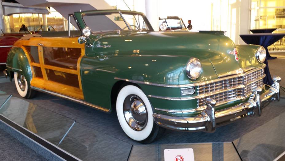 O belo conversível se chamava Town & Country, mesmo nome de batismo da atual minivan da Chrysler; acabamento em madeira dominava quase toda a carroceria O belo conversível se chamava Town & Country, mesmo nome de batismo da atual minivan da Chrysler; acabamento em madeira dominava quase toda a carroceria