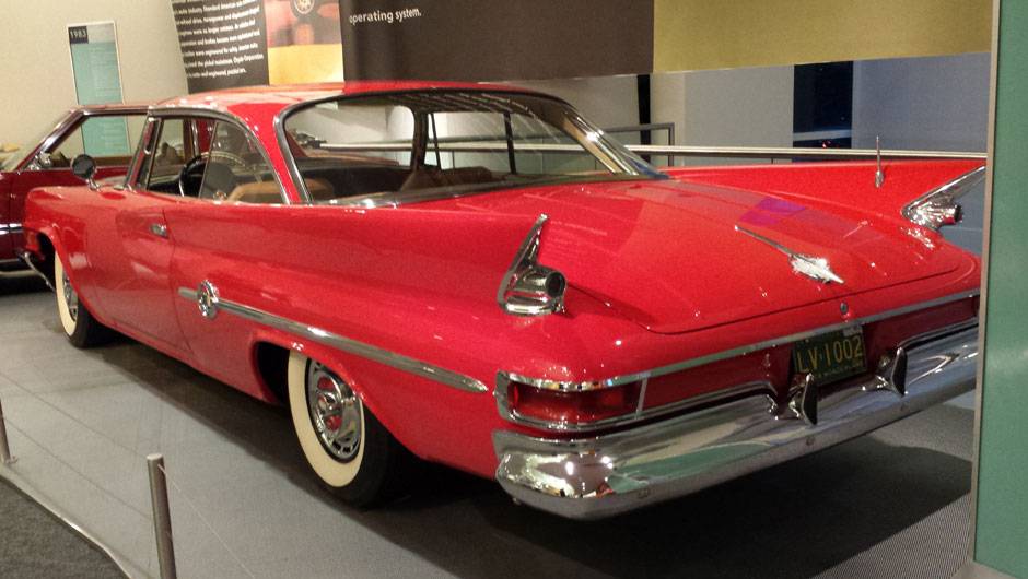 Leg&iacute;timo representante da era dos rabos-de-peixe, este &eacute; o Chrysler 300