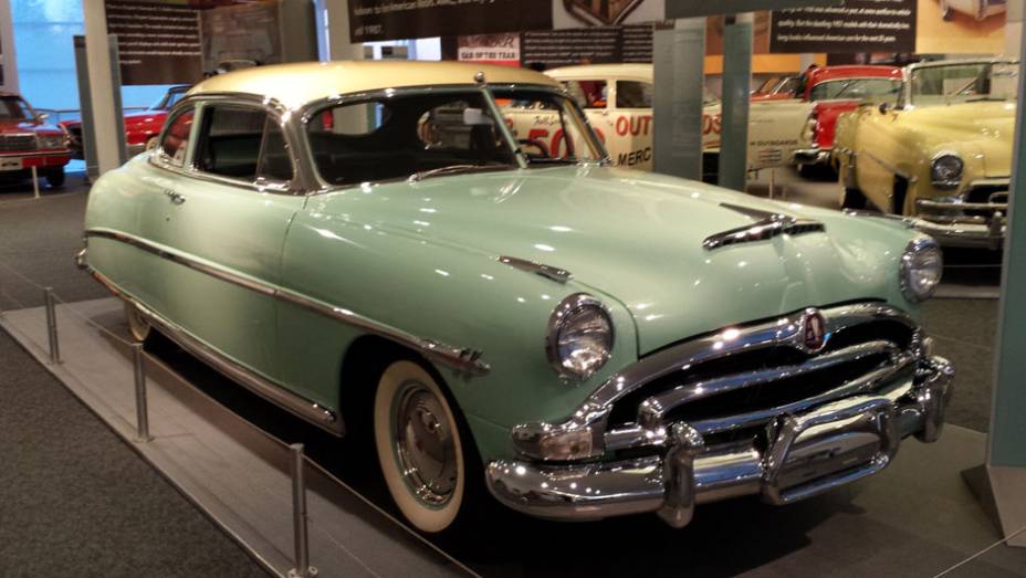 Luxuoso, o Hudson Hornet virou até estrela de desenho animado na saga Carros Luxuoso, o Hudson Hornet virou até estrela de desenho animado na saga Carros