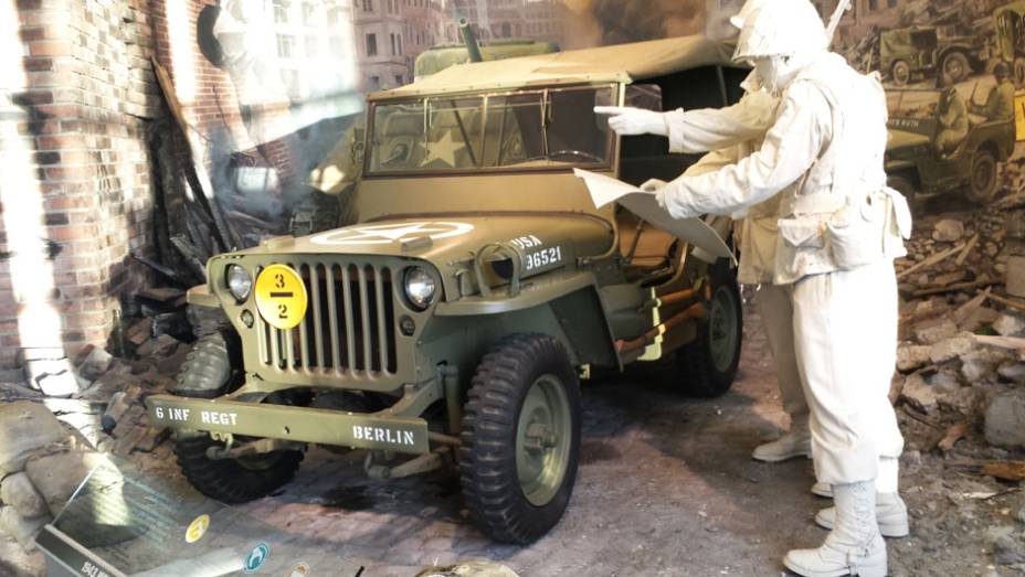 O lendário Jeep Willys aparece em trajes de guerra no meio de um ambiente que reproduz ruínas de uma construção O lendário Jeep Willys aparece em trajes de guerra no meio de um ambiente que reproduz ruínas de uma construção