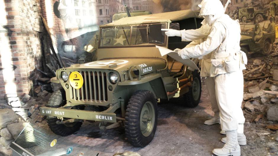 O lendário Jeep Willys aparece em trajes de guerra no meio de um ambiente que reproduz ruínas de uma construção O lendário Jeep Willys aparece em trajes de guerra no meio de um ambiente que reproduz ruínas de uma construção