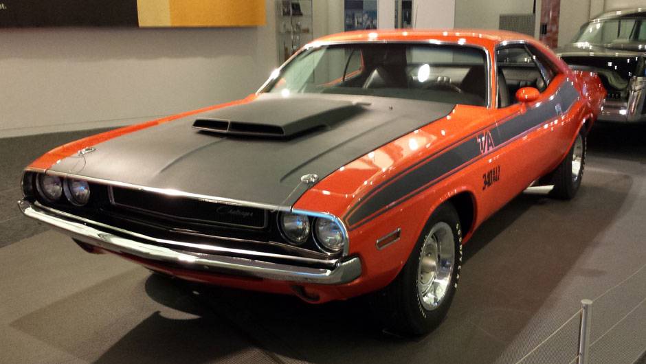 N&atilde;o faltam muscle-cars no espa&ccedil;o, como o Dodge Challenger T/A, lan&ccedil;ado em 1969 com um motor HEMI V8 de 350 cv