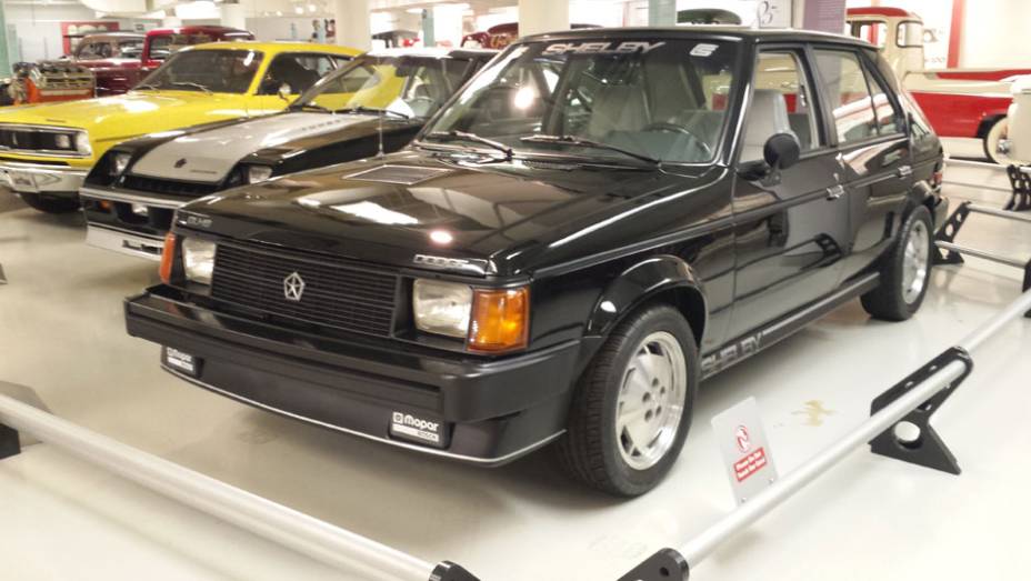 Em meio a tantos ícones está um Shelby GLHS, versão do Dodge Omni GLH modificada pela equipe de Carroll Shelby, famoso preparador de Mustangs