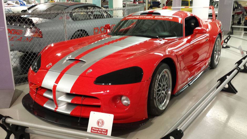 O subsolo do museu tamb&eacute;m abriga alguns ve&iacute;culos dos anos 90, como este belo Dodge Viper de competi&ccedil;&atilde;o