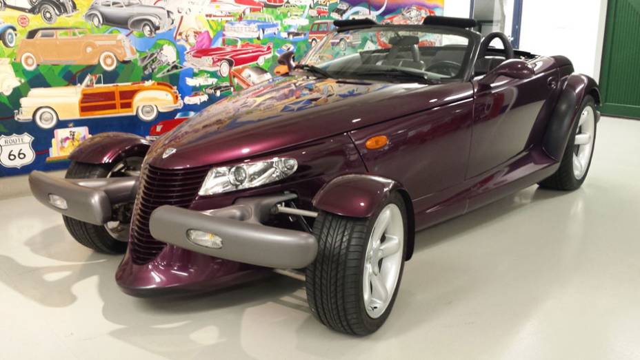 A sensação do espaço é o Plymouth Prowler, exótico esportivo fabricado entre 1997 e 2001 com inspiração nos hot-rods A sensação do espaço é o Plymouth Prowler, exótico esportivo fabricado entre 1997 e 2001 com inspiração nos hot-rods