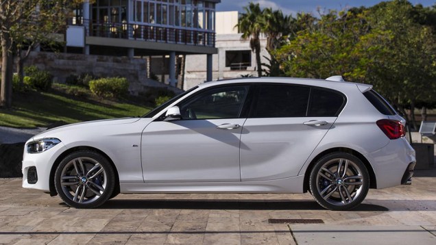 O modelo passou por mudan&ccedil;as nem t&atilde;o sutis assim, por dentro e por fora | <a href="https://beta-develop.quatrorodas.abril.com.br/noticias/saloes/genebra-2015/bmw-oficializa-facelift-serie-1-826700.shtml" rel="migration">Leia mais</a>