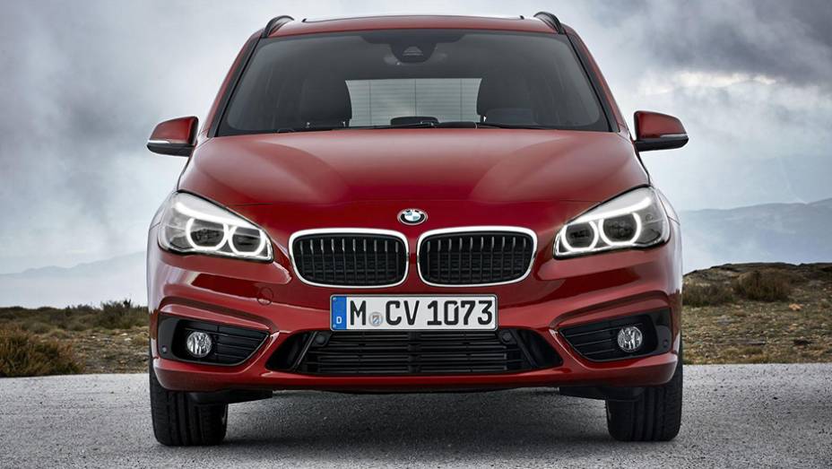 Cinco vers&otilde;es de motoriza&ccedil;&atilde;o est&atilde;o dispon&iacute;veis, sendo duas delas a gasolina: 218i e 220i | <a href="https://beta-develop.quatrorodas.abril.com.br/noticias/saloes/genebra-2015/bmw-serie-2-gran-tourer-apresentado-834700.shtml" rel="migration">Leia mais</a>