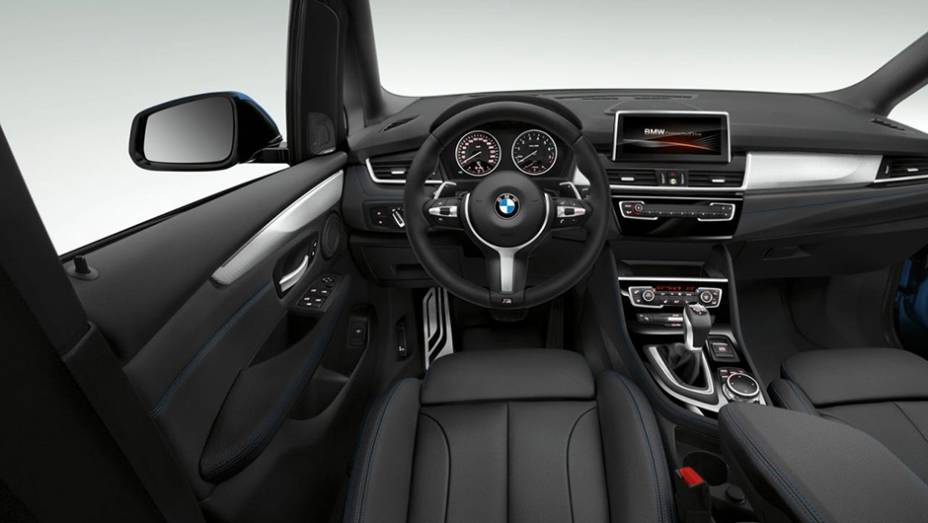 Por dentro, o design tamb&eacute;m se assemelha &agrave;quele visto no Active Tourer | <a href="https://beta-develop.quatrorodas.abril.com.br/noticias/saloes/genebra-2015/bmw-serie-2-gran-tourer-apresentado-834700.shtml" rel="migration">Leia mais</a>