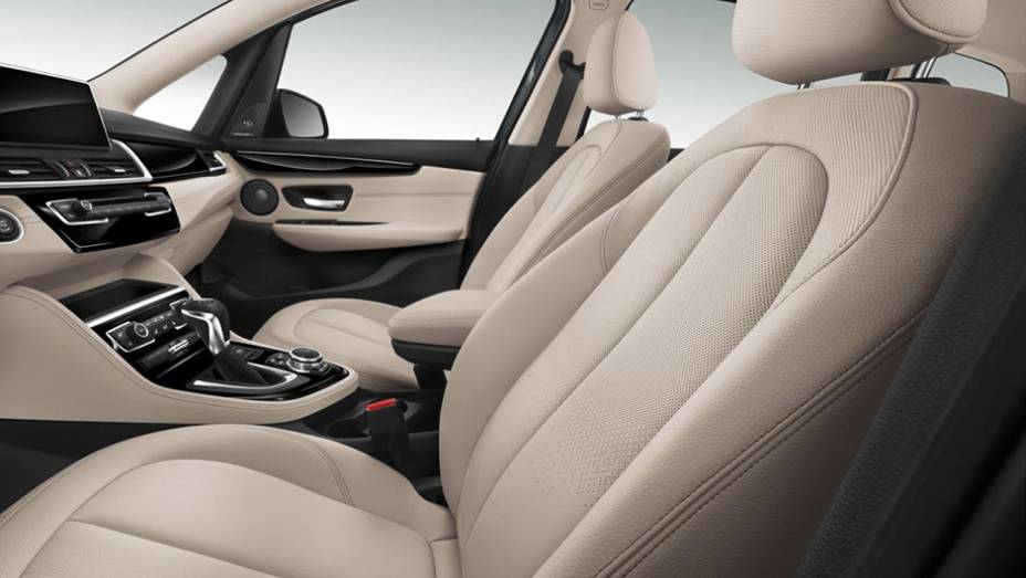 A estreia do BMW S&eacute;rie 2 Gran Tourer acontece no Sal&atilde;o de Genebra de 2015 | <a href="https://beta-develop.quatrorodas.abril.com.br/noticias/saloes/genebra-2015/bmw-serie-2-gran-tourer-apresentado-834700.shtml" rel="migration">Leia mais</a>