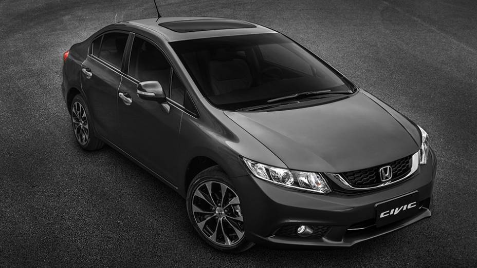 A grande novidade da linha 2016 do Civic é o retorno da versão EXR | <a href="https://beta-develop.quatrorodas.abril.com.br/noticias/fabricantes/honda-lanca-linha-2016-civic-r-70-900-835240.shtml" rel="migration">Leia mais</a>