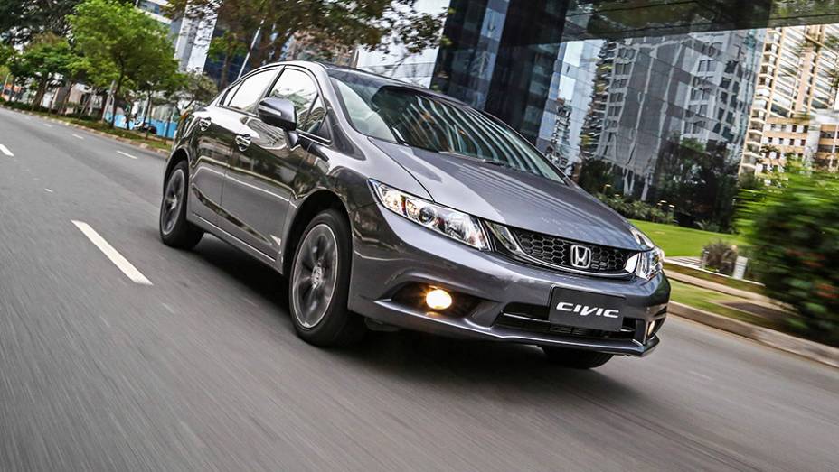 A vers&atilde;o LXS tem motor 1.8 flex, enquanto a LXR e a EXR s&atilde;o equipadas com bloco 2.0 flex | <a href="https://beta-develop.quatrorodas.abril.com.br/noticias/fabricantes/honda-lanca-linha-2016-civic-r-70-900-835240.shtml" rel="migration">Leia mais</a>