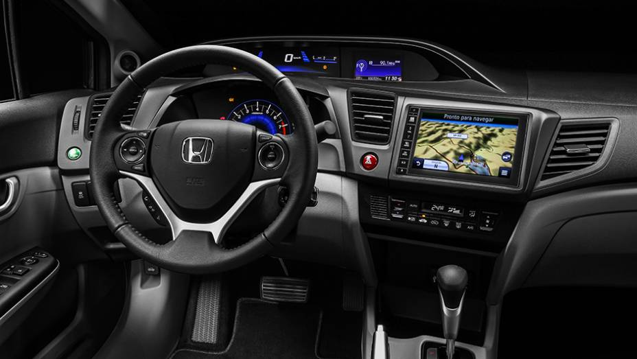 Destaque ainda para o sistema multimídia com tela escamoteável de sete polegadas e entrada HDMI | <a href="https://beta-develop.quatrorodas.abril.com.br/noticias/fabricantes/honda-lanca-linha-2016-civic-r-70-900-835240.shtml" rel="migration">Leia mais</a>