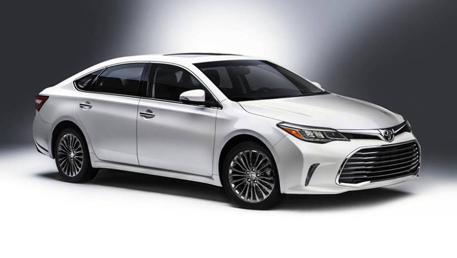 Um discreto facelift foi feito pela Toyota no Avalon | <a href="https://beta-develop.quatrorodas.abril.com.br/noticias/fabricantes/toyota-avalon-recebe-facelift-836220.shtml" rel="migration">Leia mais</a>
