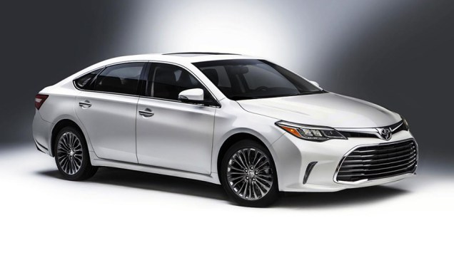 Um discreto facelift foi feito pela Toyota no Avalon | <a href="https://beta-develop.quatrorodas.abril.com.br/noticias/fabricantes/toyota-avalon-recebe-facelift-836220.shtml" rel="migration">Leia mais</a>