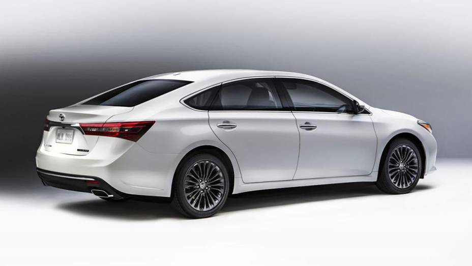 O sedã tem mais inserções cromadas, lanternas de LED... | <a href="https://beta-develop.quatrorodas.abril.com.br/noticias/fabricantes/toyota-avalon-recebe-facelift-836220.shtml" rel="migration">Leia mais</a>