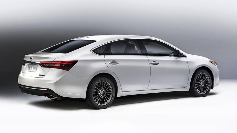 O sed&atilde; tem mais inser&ccedil;&otilde;es cromadas, lanternas de LED... | <a href="https://beta-develop.quatrorodas.abril.com.br/noticias/fabricantes/toyota-avalon-recebe-facelift-836220.shtml" rel="migration">Leia mais</a>