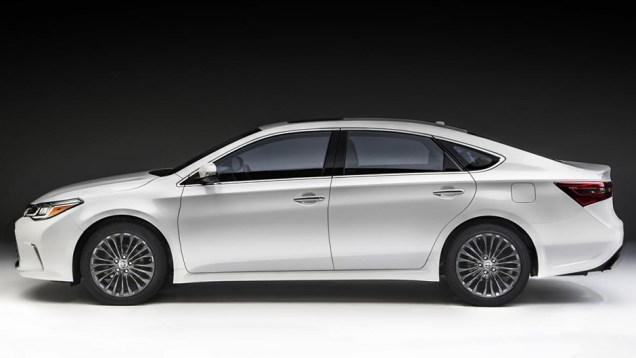 De modo geral, o modelo ostenta linhas mais esportivas | <a href="https://beta-develop.quatrorodas.abril.com.br/noticias/fabricantes/toyota-avalon-recebe-facelift-836220.shtml" rel="migration">Leia mais</a>