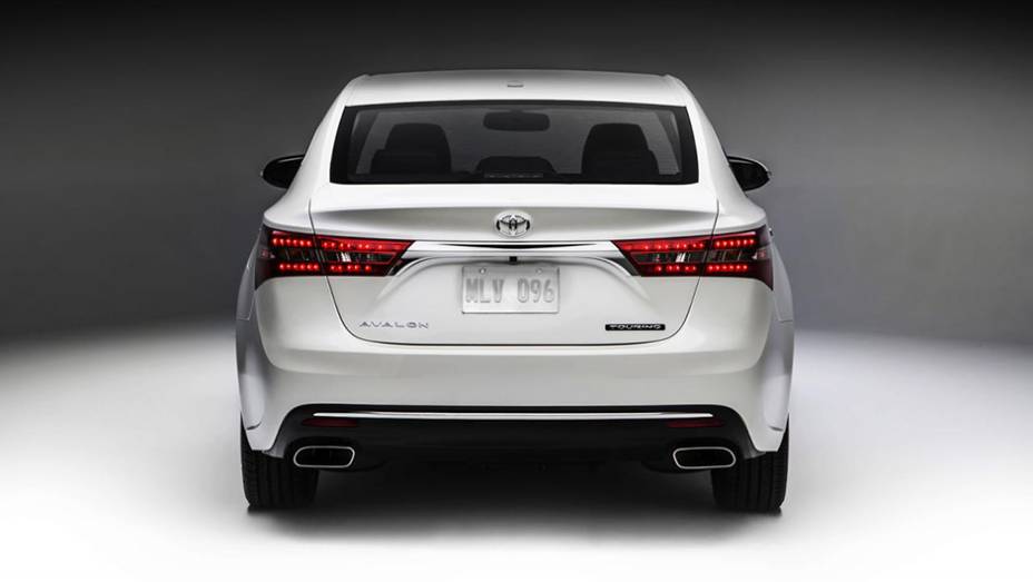 Nenhuma alteração mecânica foi divulgada pela montadora | <a href="https://beta-develop.quatrorodas.abril.com.br/noticias/fabricantes/toyota-avalon-recebe-facelift-836220.shtml" rel="migration">Leia mais</a>