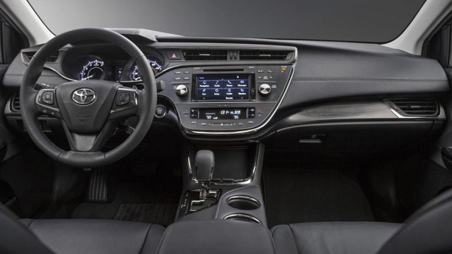 Por dentro, a vers&atilde;o XLE Premium ganhou o sistema multim&iacute;dia Entune Premium Audio com navegador integrado | <a href="https://beta-develop.quatrorodas.abril.com.br/noticias/fabricantes/toyota-avalon-recebe-facelift-836220.shtml" rel="migration">Leia mais</a>